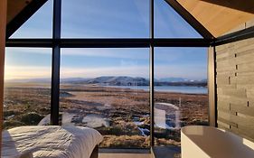Iceland Lakeview Retreat